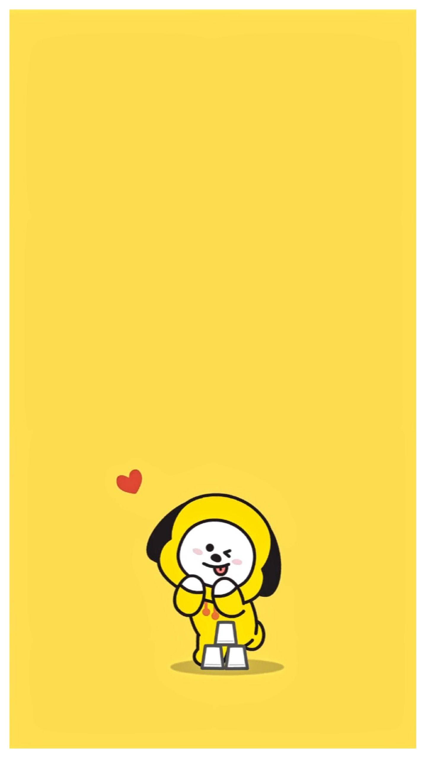 可愛奇米 BT21 壁紙 — 一隻可愛的黃色卡通狗，黑色耳朵，微笑著，在純黃色背景上拿著一個小紅心。