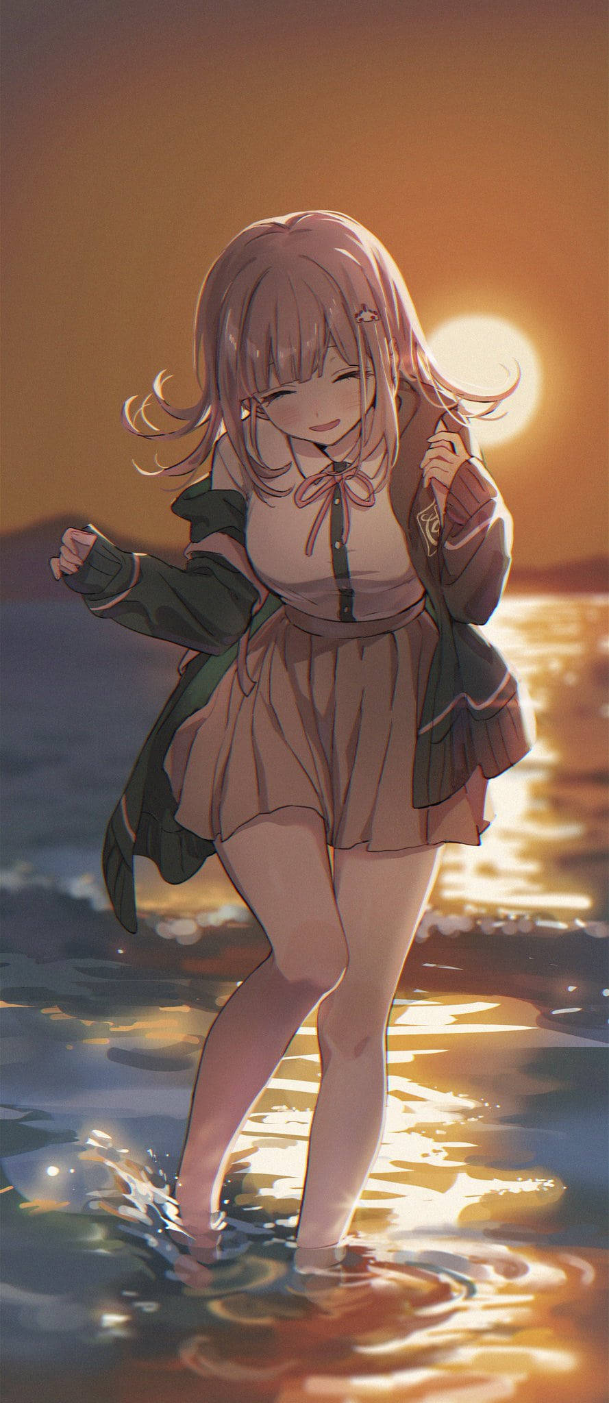 可愛女孩Chiaki Nanami 壁紙 — 一位開心的粉紅色頭髮動漫女孩在淺水中快樂地涉水，身後金色夕陽的光芒照耀著。