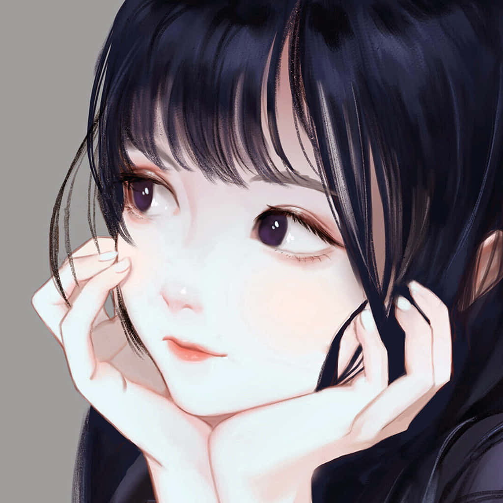 可愛女孩享受陽光灑在臉上 壁紙 — 一個近距離的動漫女孩，深色頭髮和紫色眼睛，雙手輕輕托著臉頰，背景是柔和的灰色。