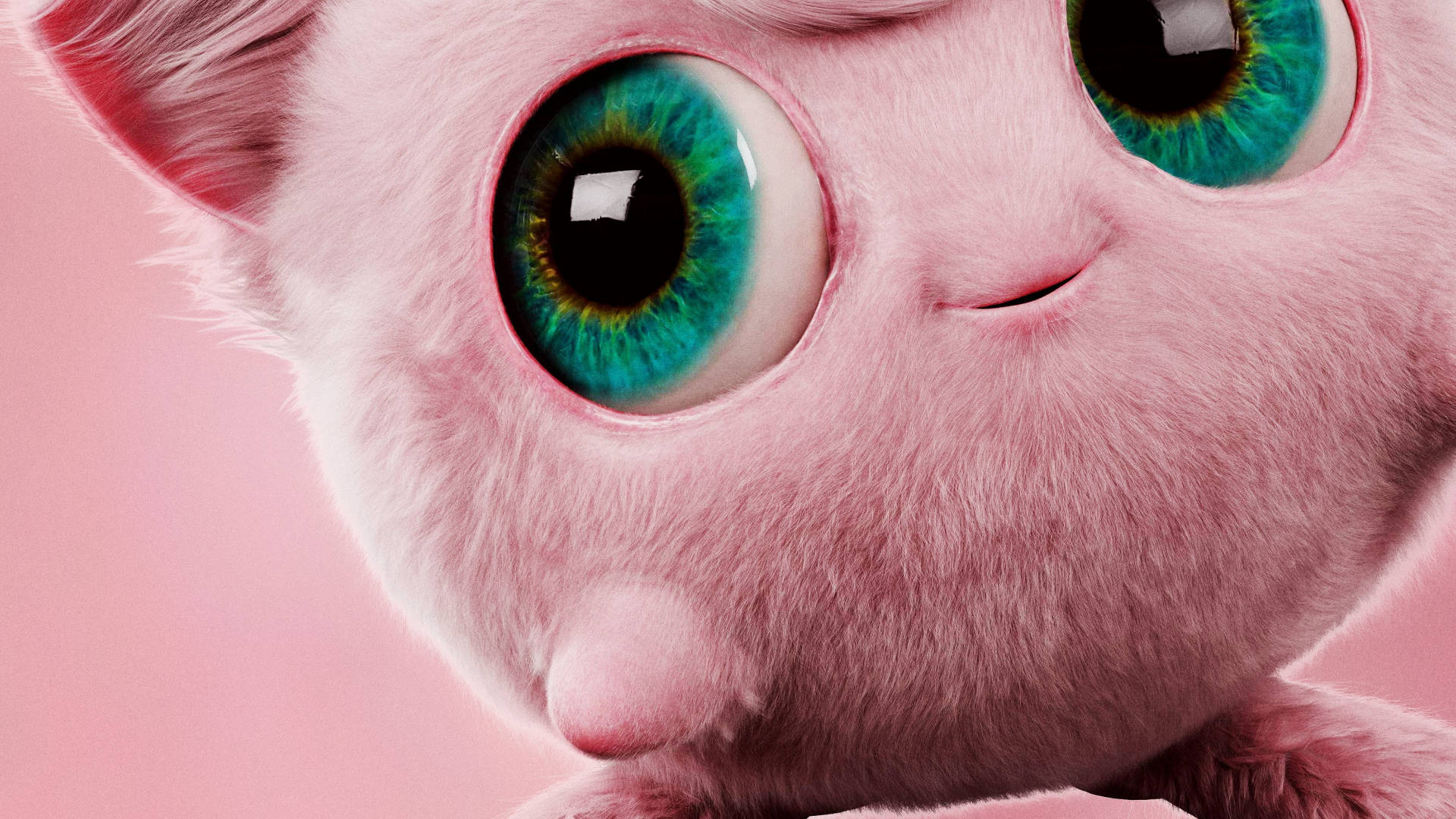 可愛寶可夢 Jigglypuff 角色 壁紙 — 粉紅色毛茸茸生物的特寫，擁有巨大鮮豔的藍綠色眼睛和溫柔的微笑，背景是柔和的粉紅色。