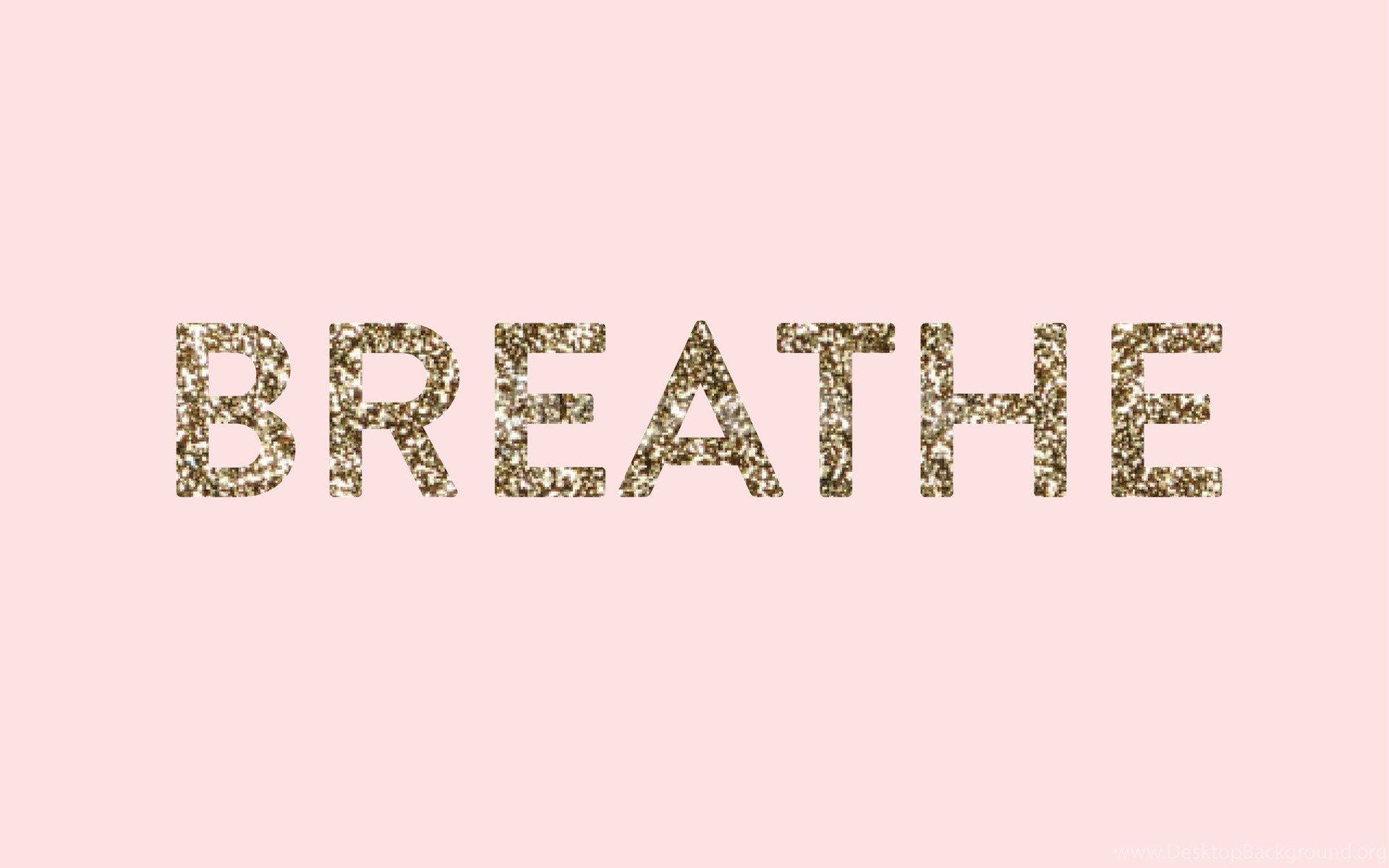 在柔和的粉紅色背景上，閃閃發光的金色文字寫著「breathe」。