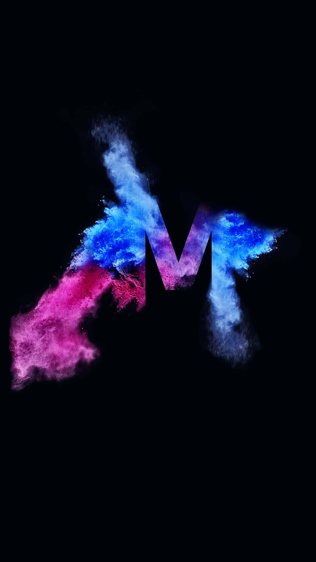 一個風格化的字母M，由藍色和粉紅色粉末在黑色背景上製成。
