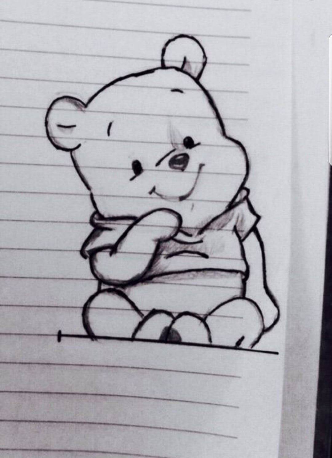 可愛小熊維尼 iPhone 筆記本素描 壁紙 — 一幅手繪草圖，描繪小熊維尼坐在有間線的筆記簿紙上，表情愉快。