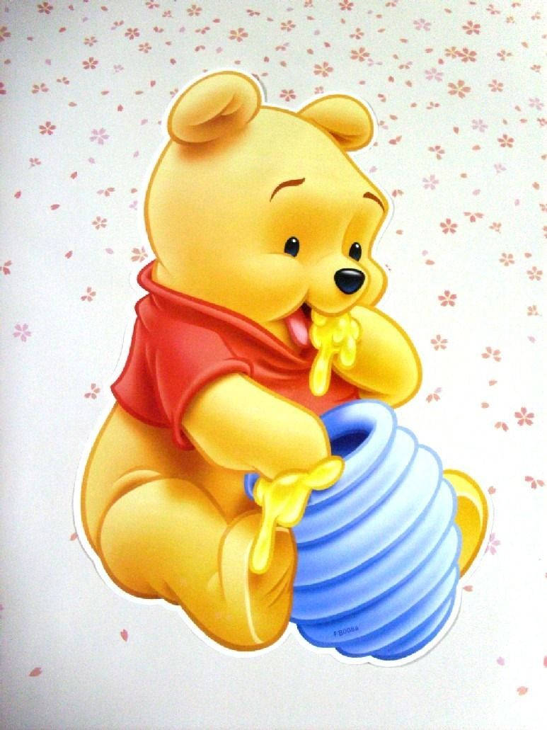 可愛小熊維尼 iPhone 高興吃蜂蜜 壁紙 — 穿著紅色襯衫的小熊維尼在花卉壁紙背景下快樂地舔著藍色罐子裡的蜂蜜。