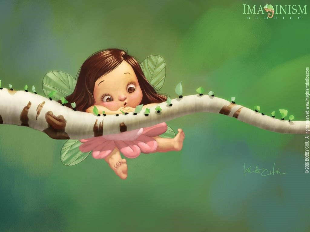 可愛小精靈壁紙 壁紙 — 一個異想天開的插畫仙子，擁有葉子翅膀和粉紅色裙子，在柔和的綠色背景上從樺樹枝後探出頭來。