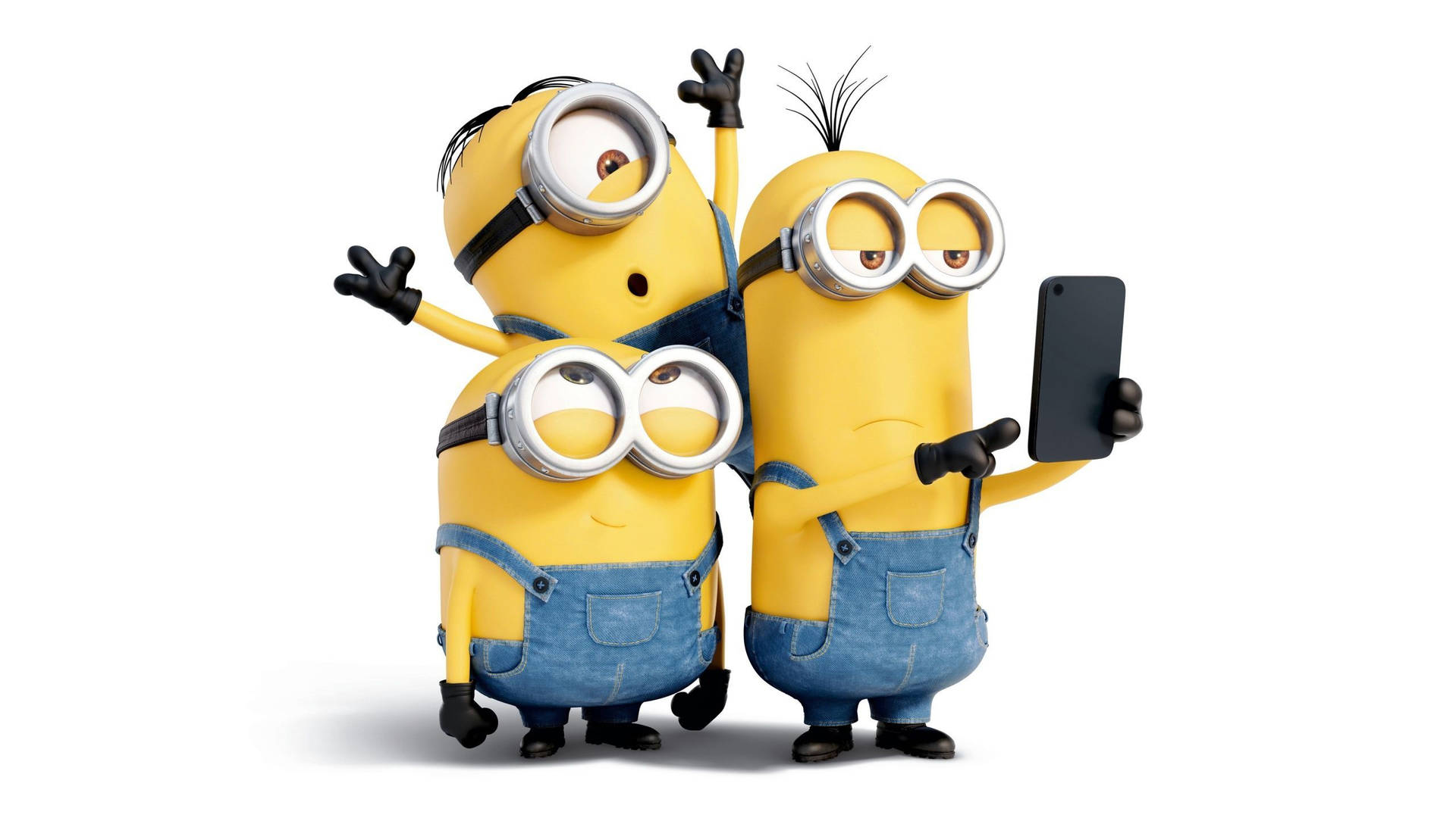 三個穿著藍色工裝褲的小小兵擺姿勢，其中一個拿著智能手機。