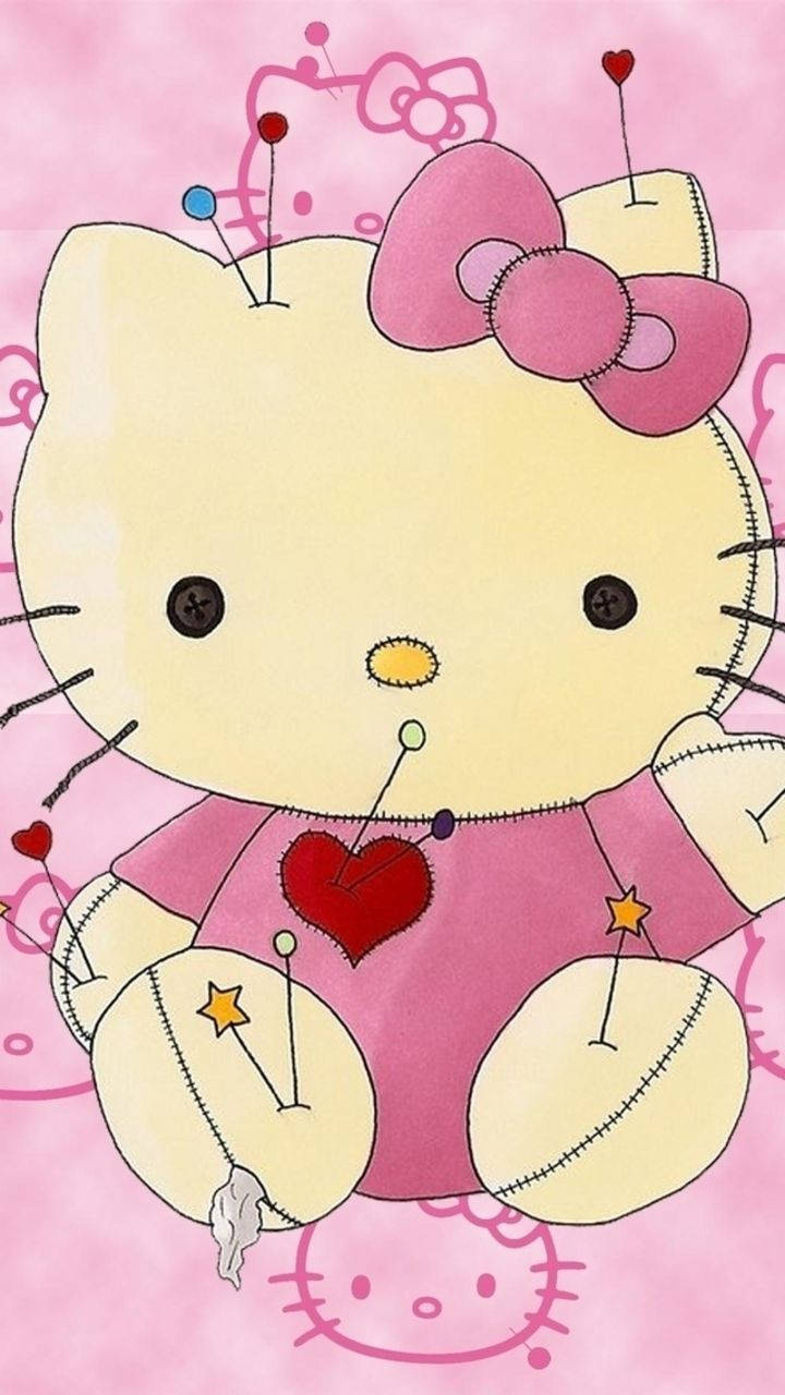 可愛少女Hello Kitty別針 壁紙 — 一個縫製的Hello Kitty毛絨玩具，身上有別針穿過，胸前有一個紅色心形，背景為粉紅色。
