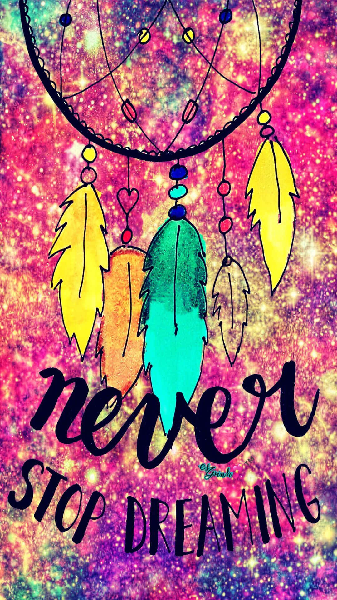 捕夢網帶有色彩繽紛的羽毛和「never stop dreaming」文字，背景為閃爍的宇宙。