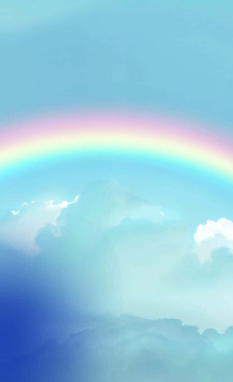 一條色彩繽紛嘅彩虹喺粉彩天空上柔軟嘅雲朵上彎曲。