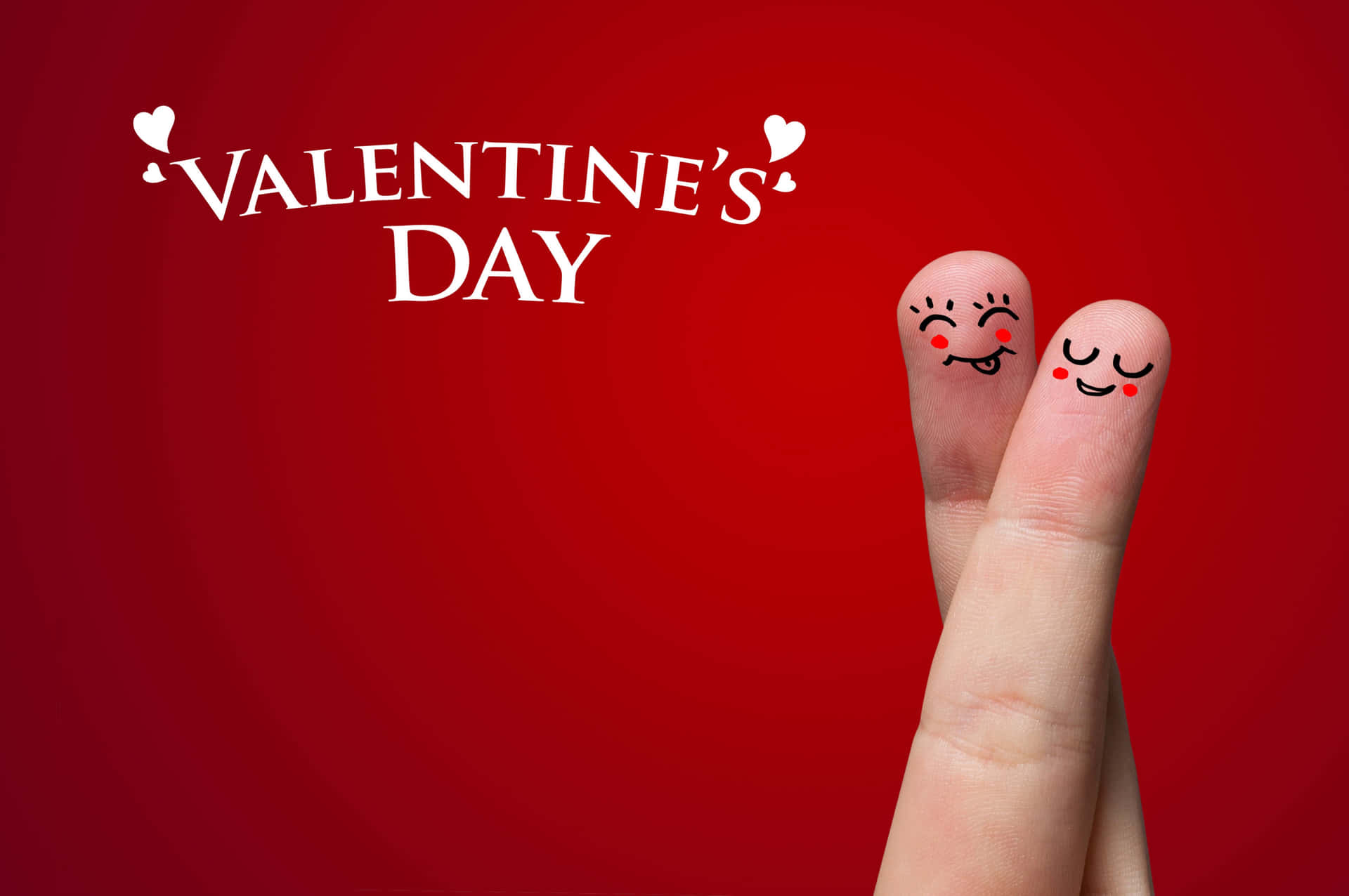 兩隻微笑的手指在紅色背景上觸碰，帶有Valentine's Day文字。
