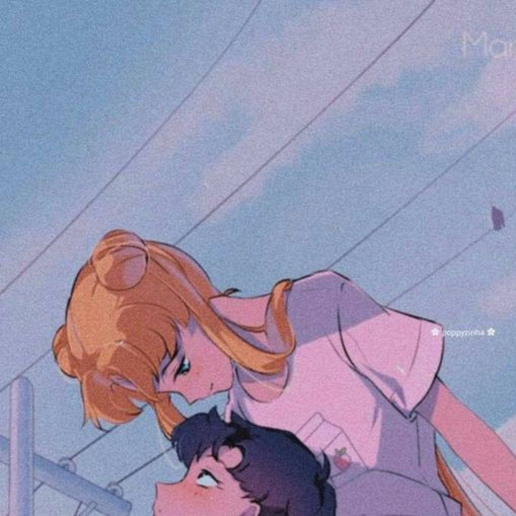 可愛情侶配對：美少女戰士 壁紙 — 兩個動漫角色在柔和的藍天下，頭頂有電線，分享一個溫柔的時刻。