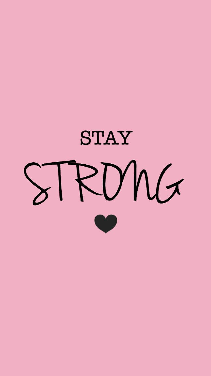 粉紅色背景，黑色文字寫著「STAY STRONG」，下方有心形。