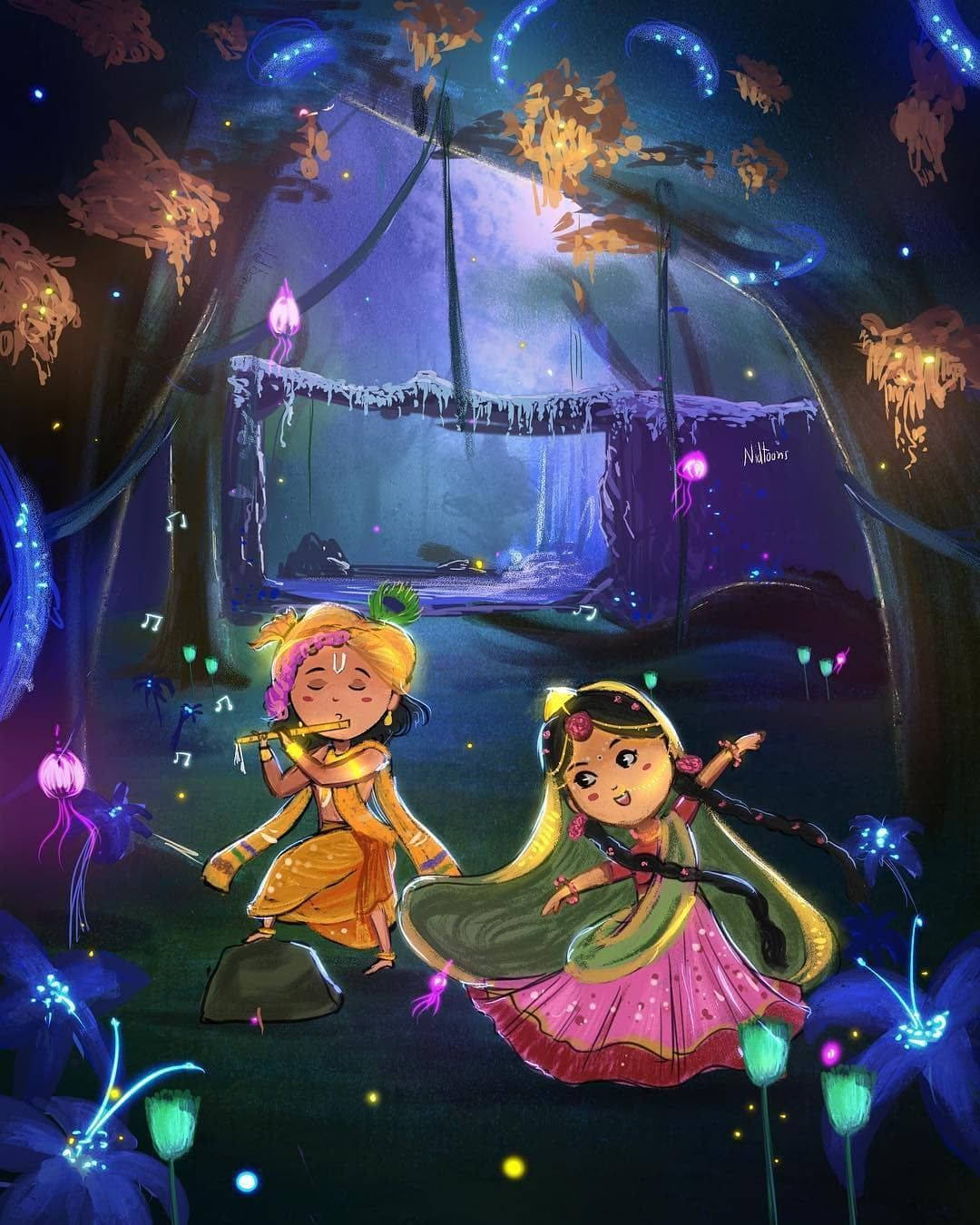 可愛拉達克里希那森林藝術 壁紙 — 兩個穿著鮮豔傳統服飾的小孩在夜晚神秘魔法森林中發光的藍色蘑菇下吹笛跳舞。