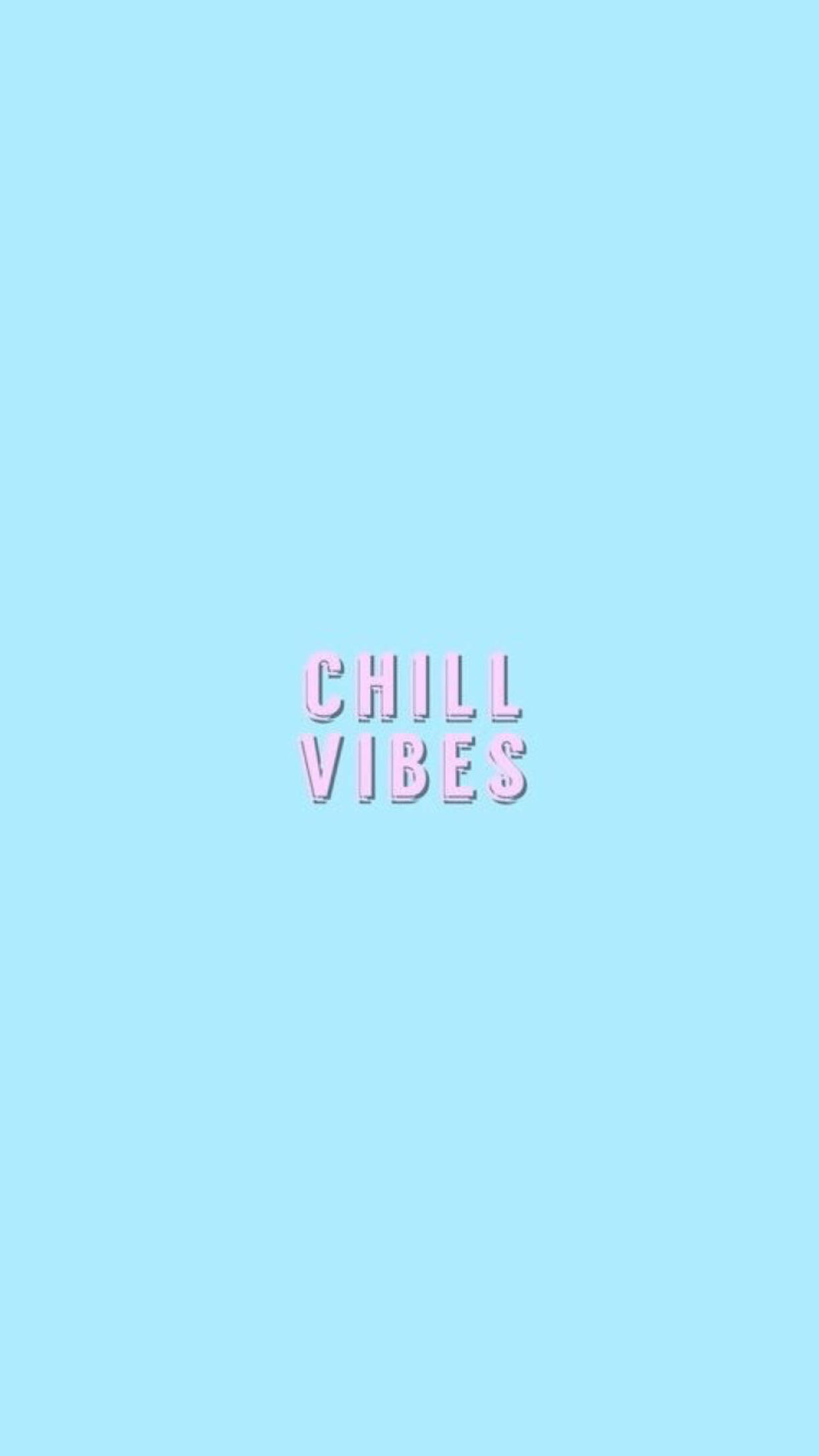 可愛放鬆氛圍 壁紙 — 簡約淺藍色背景，中央有粉彩粉紅色 'CHILL VIBES' 文字，採用方塊字體。