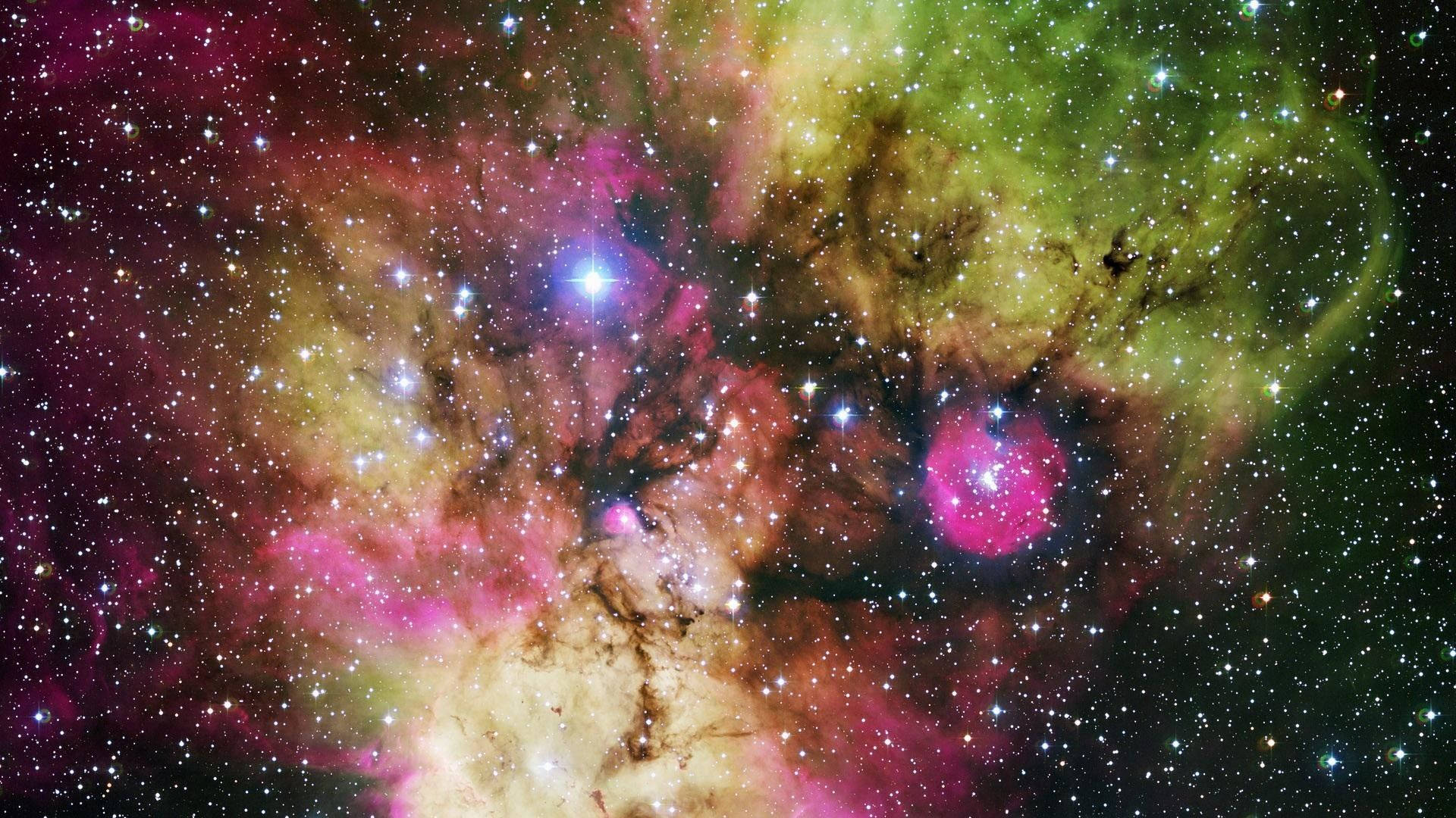 可愛星河夜景 壁紙 — 充滿活力的宇宙星雲以洋紅色、綠色和金色旋轉，在黑暗虛空中閃爍著發光的星星。