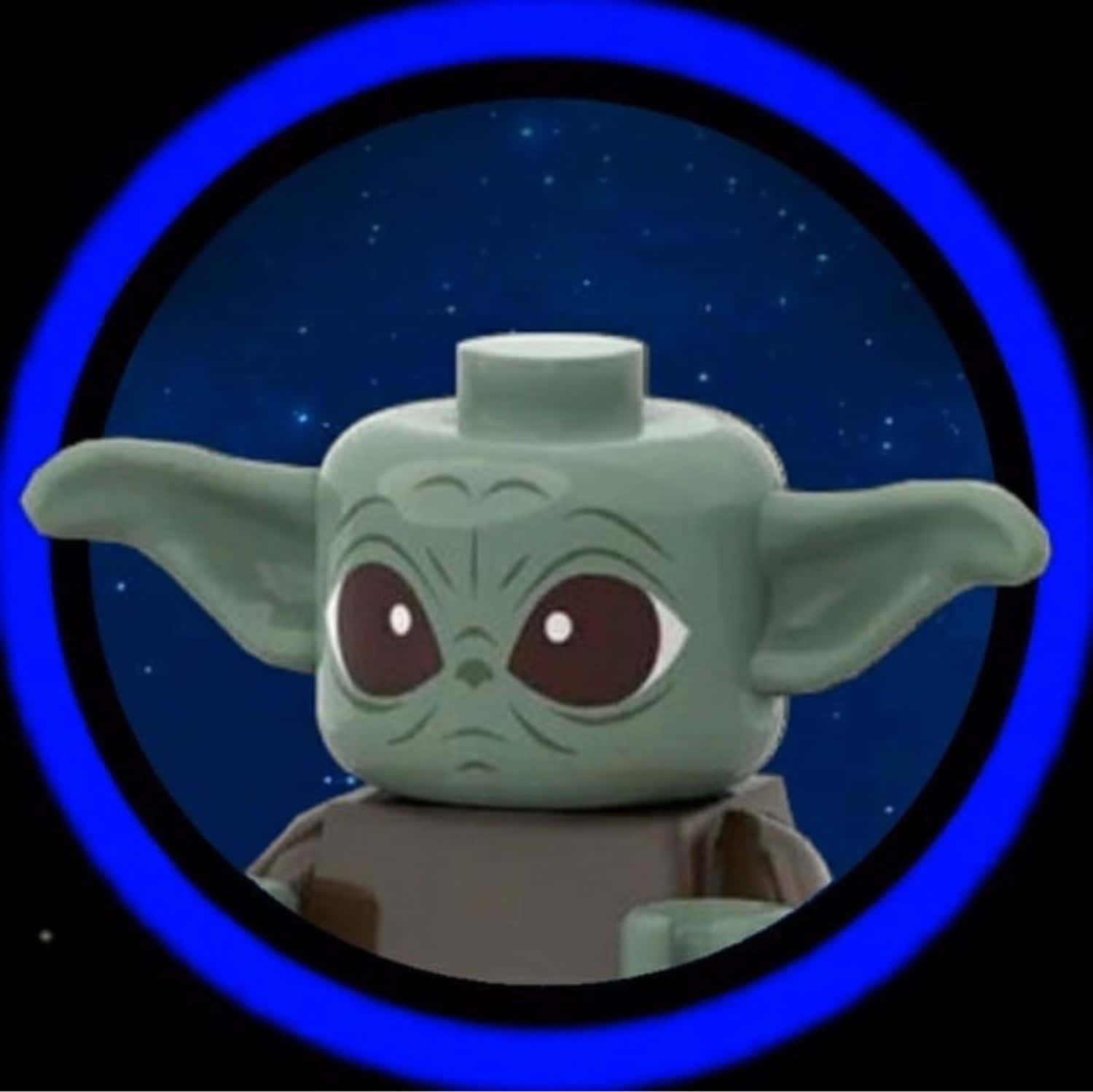 可愛星際戰士角色TikTok頭像 壁紙 — 一個LEGO Grogu迷你人偶透過發光的藍色圓形框架，在繁星點點的夜空下睜大眼睛凝視。