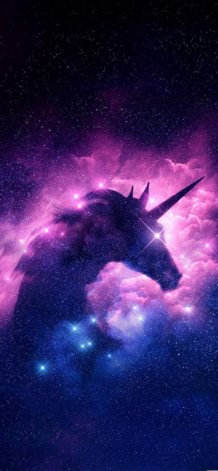 一隻獨角獸剪影在帶有紫色和藍色色調的星空宇宙星雲中翱翔。