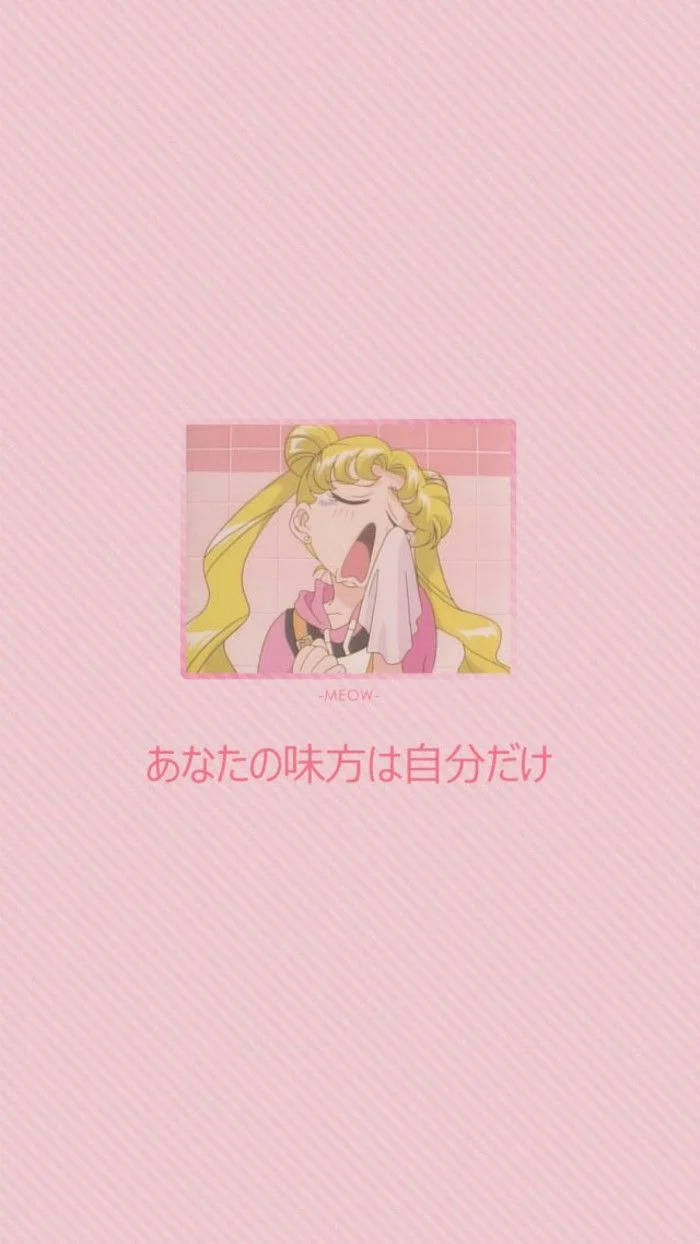 可愛月野兔美少女戰士 iPhone 壁紙 — 一位開心的金髮動漫女孩，拿著毛巾對著柔和的粉紅色斜紋背景大笑。