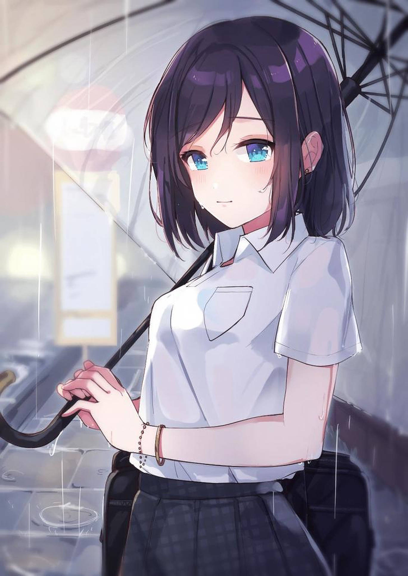 可愛校園女孩頭像 壁紙 — 一位年輕的動漫女孩，藍眼睛，黑頭髮，在雨中的城市街道上撐著傘，穿著白襯衫和格子裙。