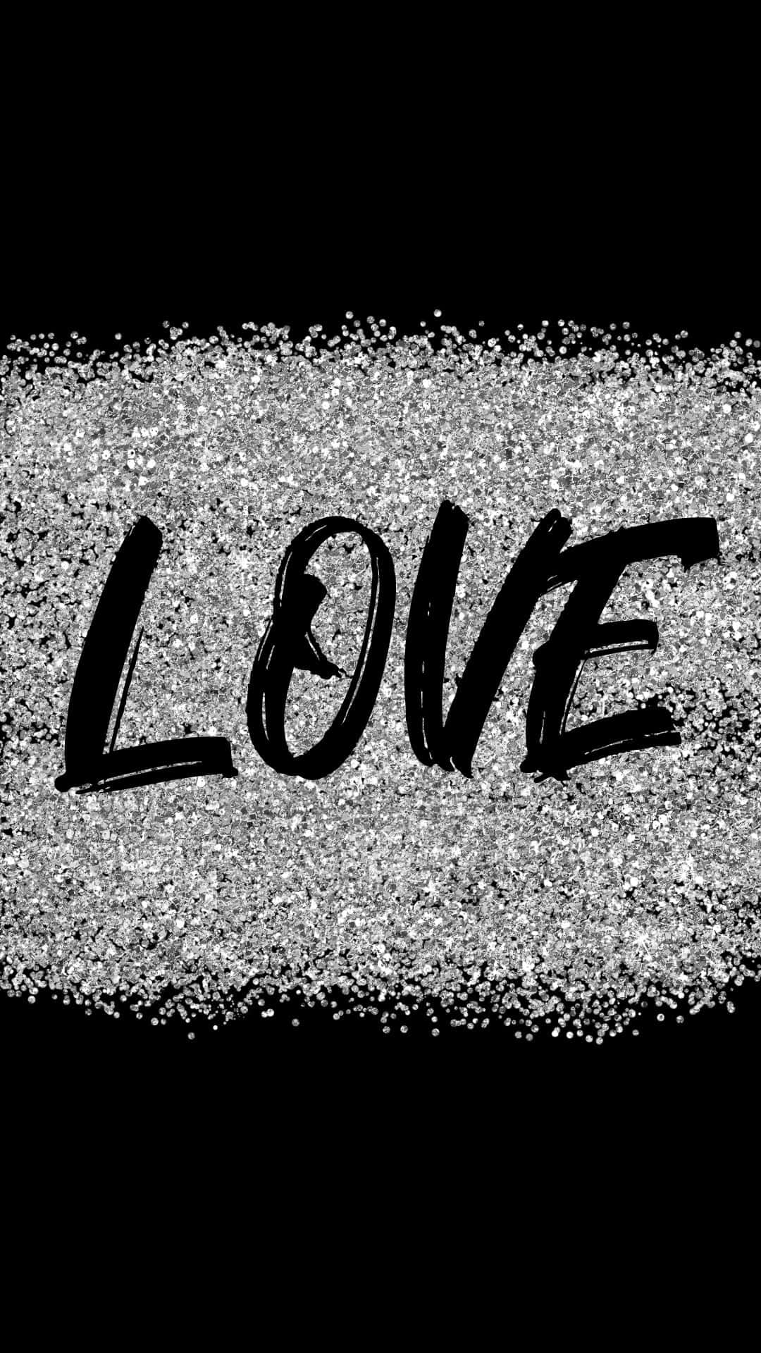 「LOVE」一詞以粗體黑色刷字字體出現在銀色閃粉床上，背景為黑色。