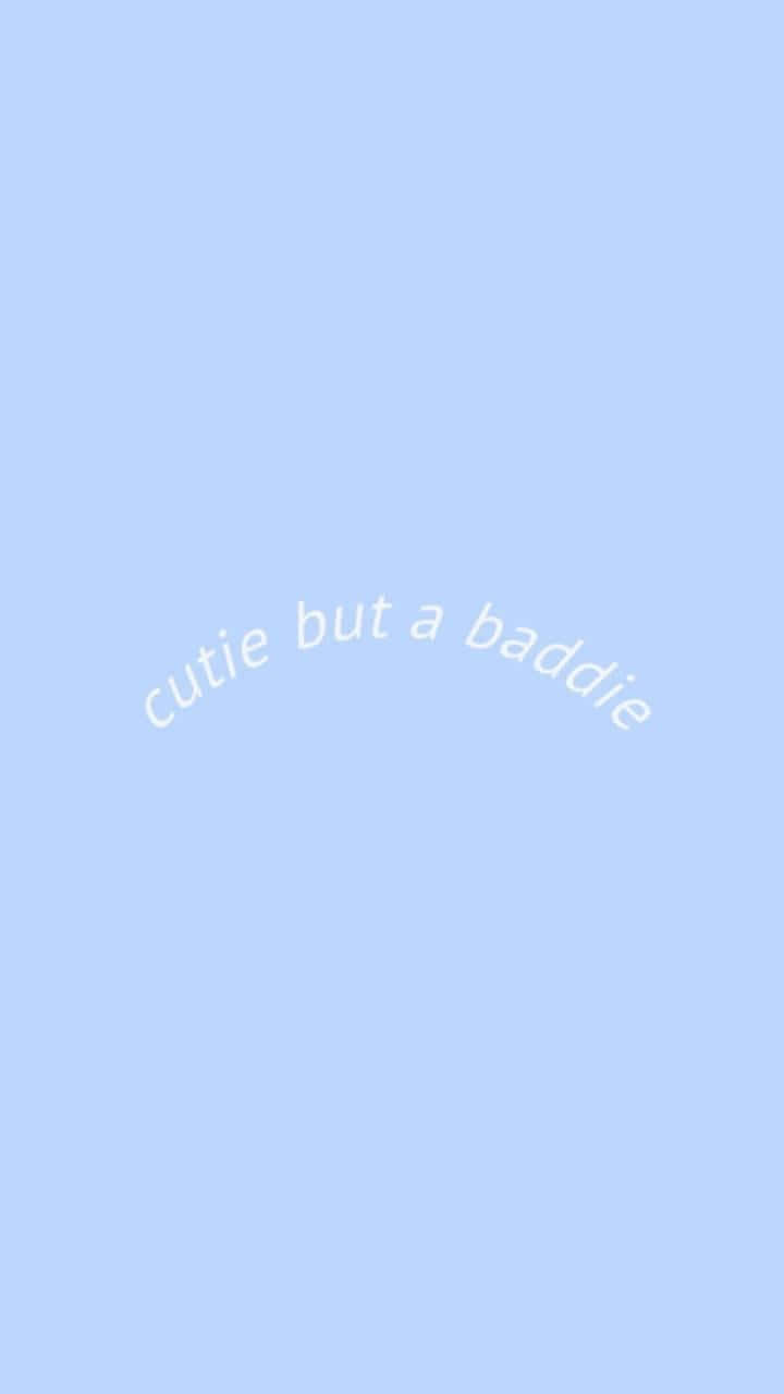 粉藍色背景，帶有彎曲的白色文字，顯示 cutie but a baddie。