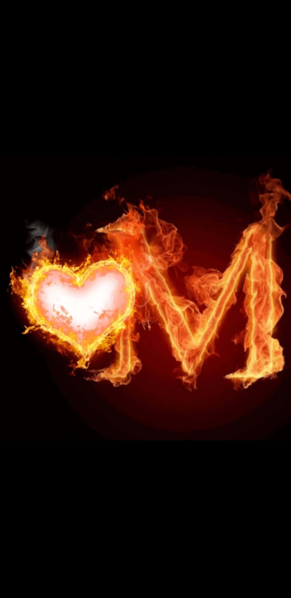 黑色背景上燃燒的心和字母M在火焰中。