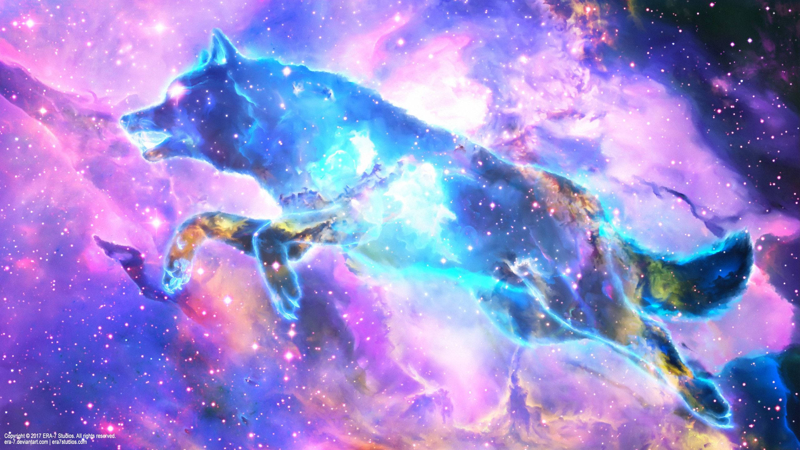 可愛狼靈在太空 壁紙 — 一頭發光的藍色狼奔騰穿過充滿粉紅色、紫色和星光的生動宇宙星雲。
