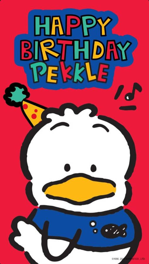 可愛的 Ahiru No Pekkle 玩耍姿勢 壁紙 — 一隻戴著派對帽的開心卡通鴨在鮮紅色背景上色彩繽紛的「Happy Birthday Pekkle」文字下微笑。