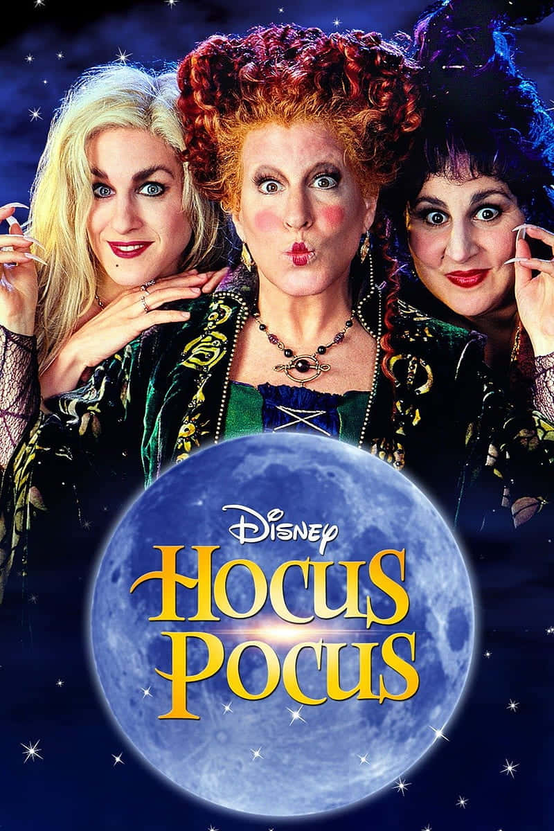 《Hocus Pocus》中的三位女巫，在滿天星斗的夜空下，站在滿月前。