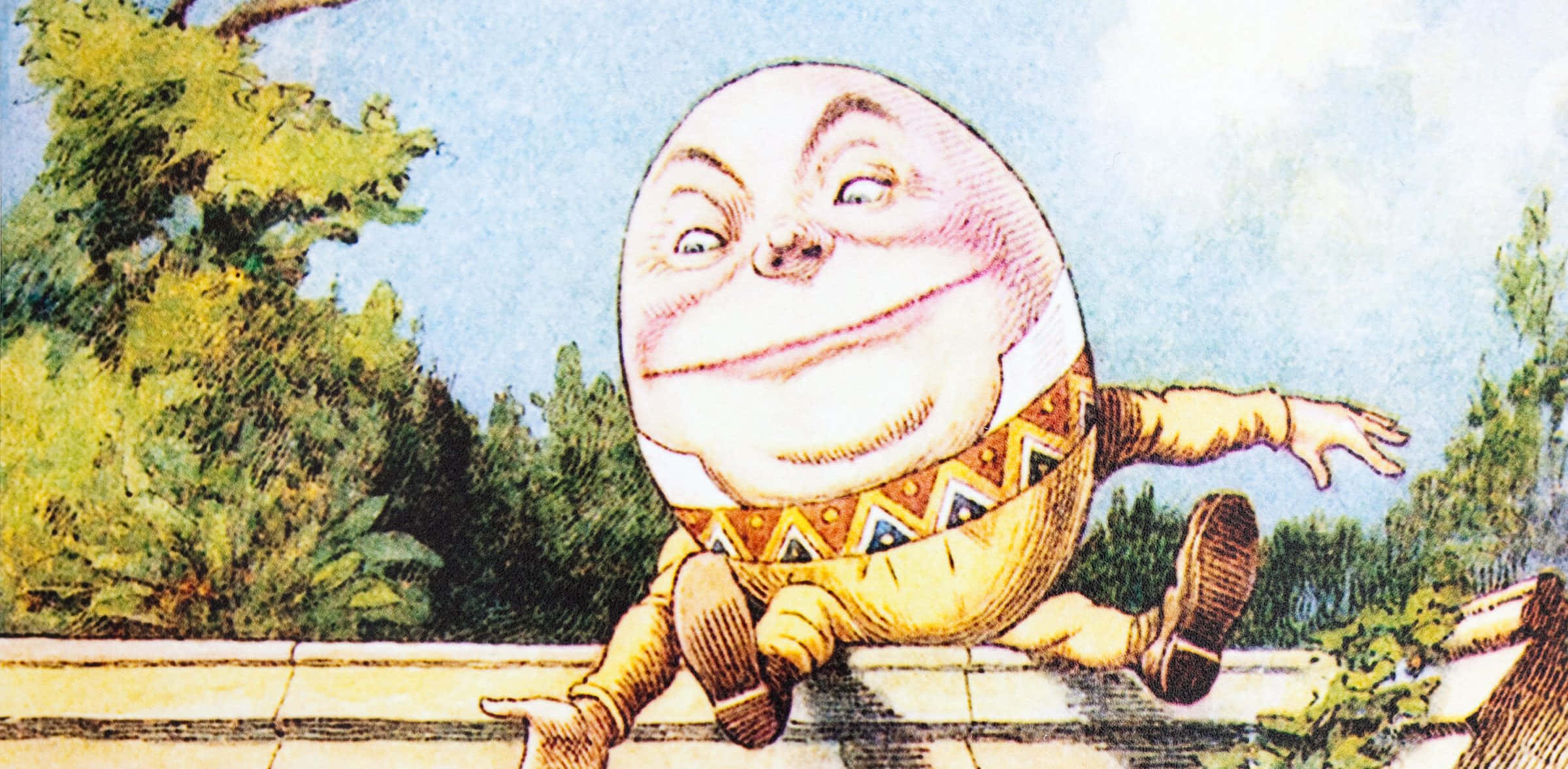 可愛的 Humpty Dumpty 繪圖 壁紙 — 一個快樂的蛋形角色，帶著燦爛的笑容和圖案腰帶，在陽光普照的戶外環境中精力充沛地跑過石頭壁架。