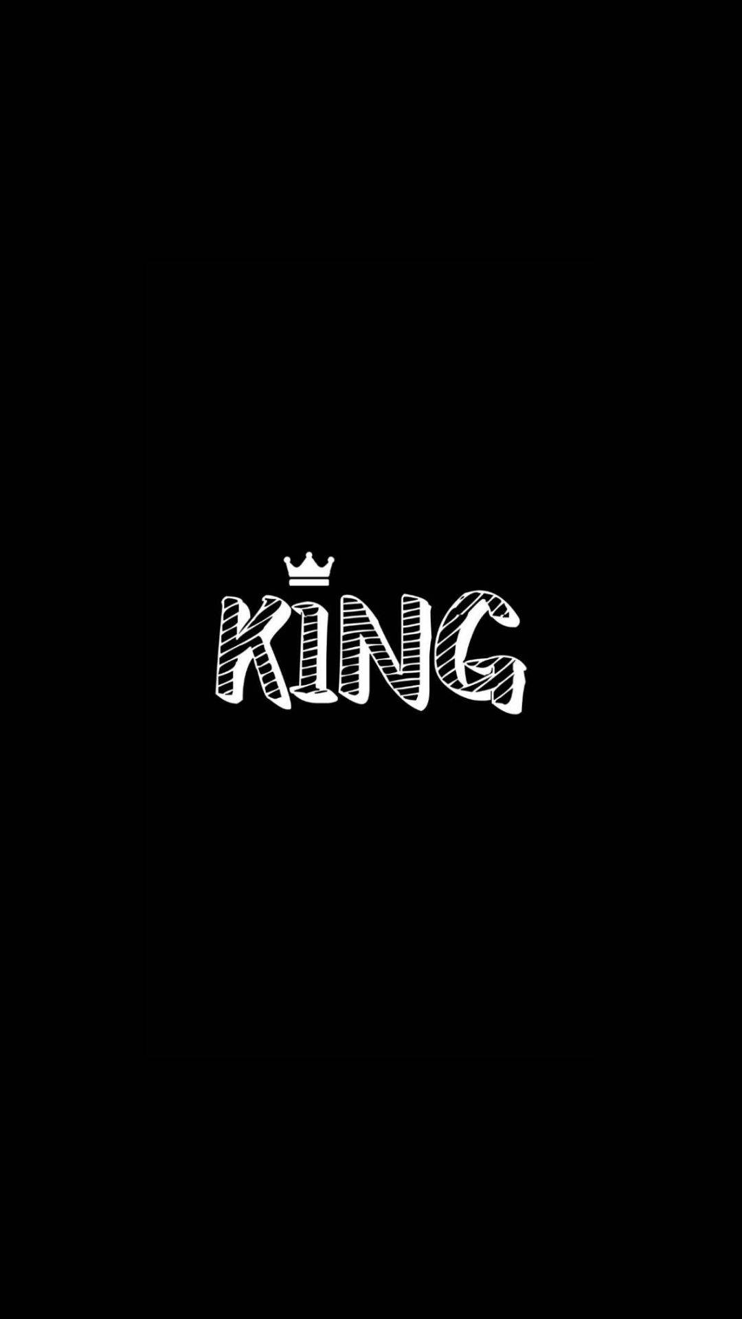可愛的「King」插畫 壁紙 — 粗體白色「KING」文字配皇冠，居中置於純黑色背景上。