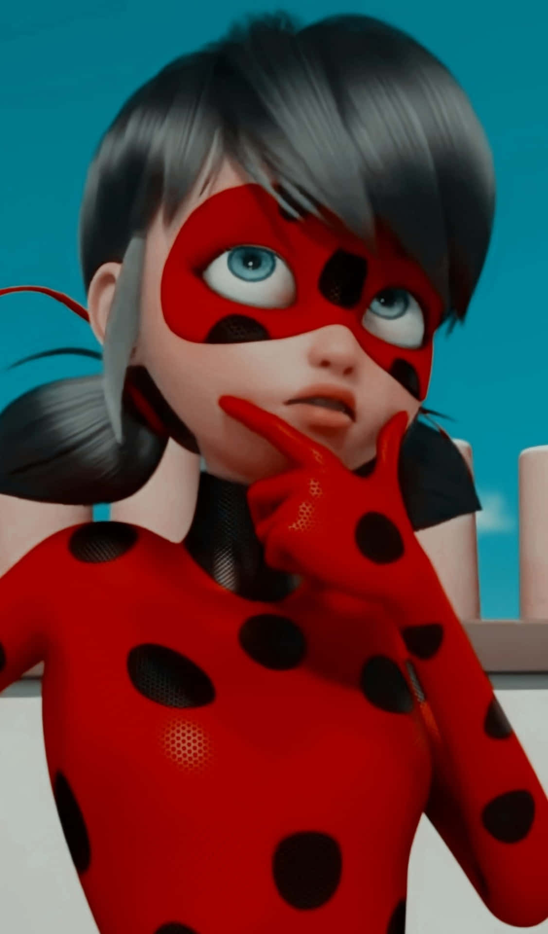 Ladybug 身穿紅黑服裝，手指托腮思考。