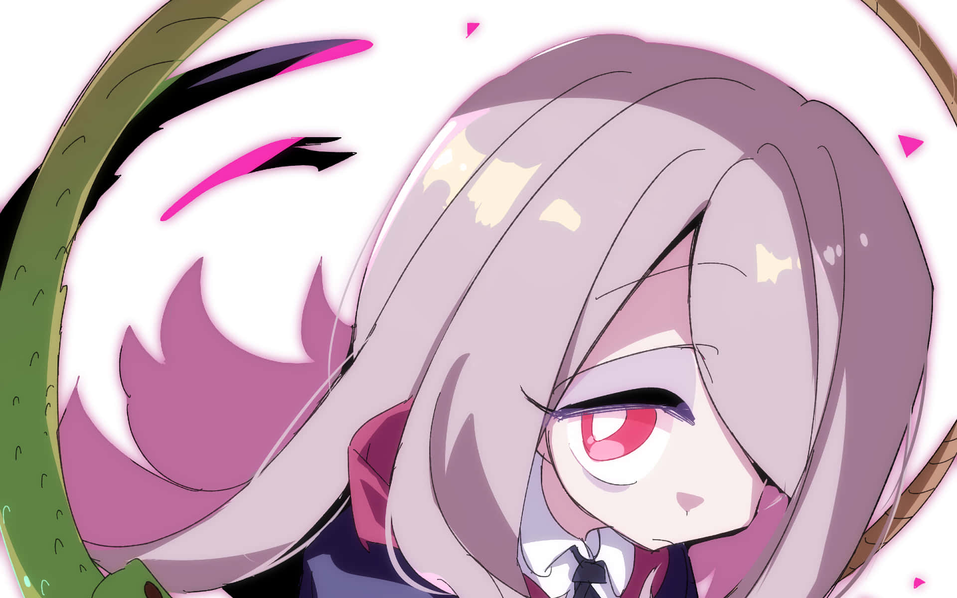 可愛的 Sucy 小女巫學園插畫 壁紙 — 一位紫髮紅眼動漫女孩的特寫，側目露出調皮的笑容，背景為白色並帶有粉紅色點綴。