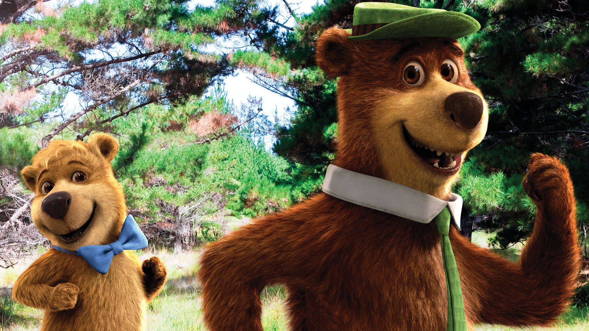 可愛的 Yogi Bear 與 Boo Boo 壁紙 — 兩隻戴著蝴蝶結和帽子的快樂動畫熊在陽光明媚的松樹林中愉快地擺姿勢。
