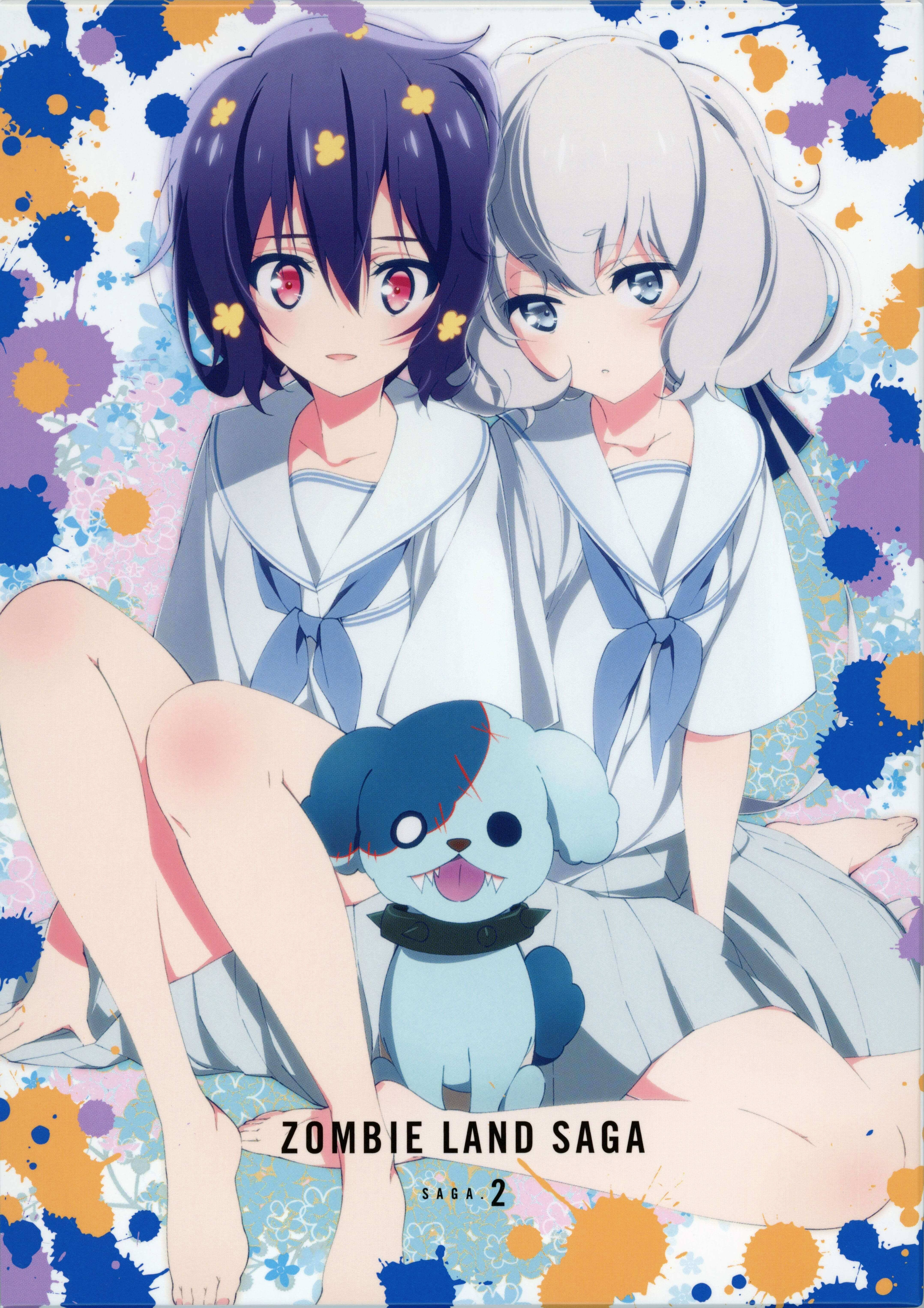 可愛的 Zombie Land Saga 角色 壁紙 — 兩個穿著水手服的動漫女孩與一隻殭屍狗坐在色彩繽紛的油漆飛濺背景前。
