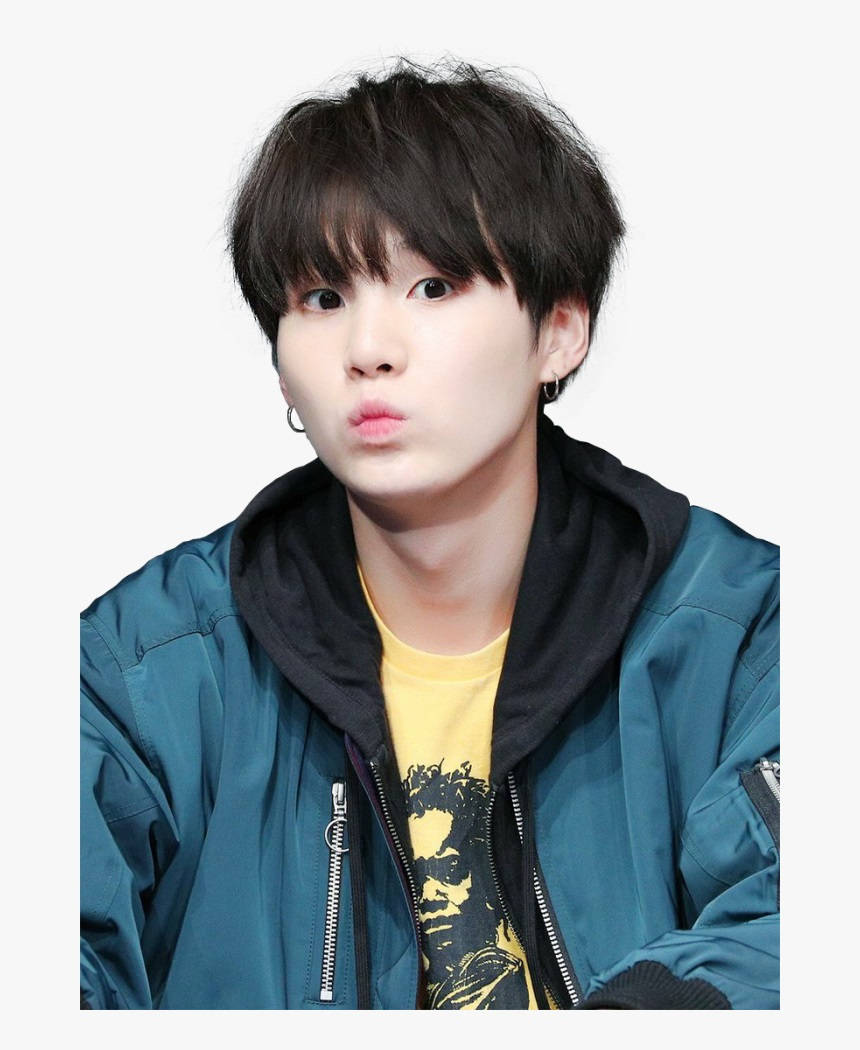 可愛的BTS Suga嘟嘴 壁紙 — 一位黑髮戴著圈圈耳環的年輕男子，身穿青色外套內搭黃色圖案T恤，做出俏皮的嘟嘴表情。