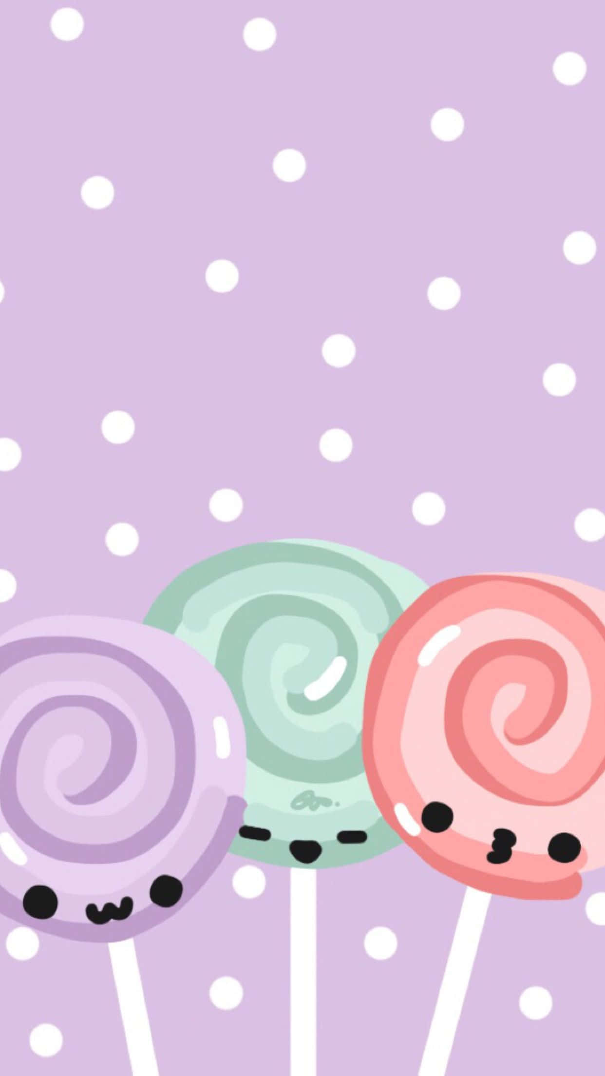 可愛的Kawaii棒棒糖背景 壁紙 — 三個可愛的螺旋棒棒糖帶有表情，漂浮在帶有白色圓點的淡紫色背景上。