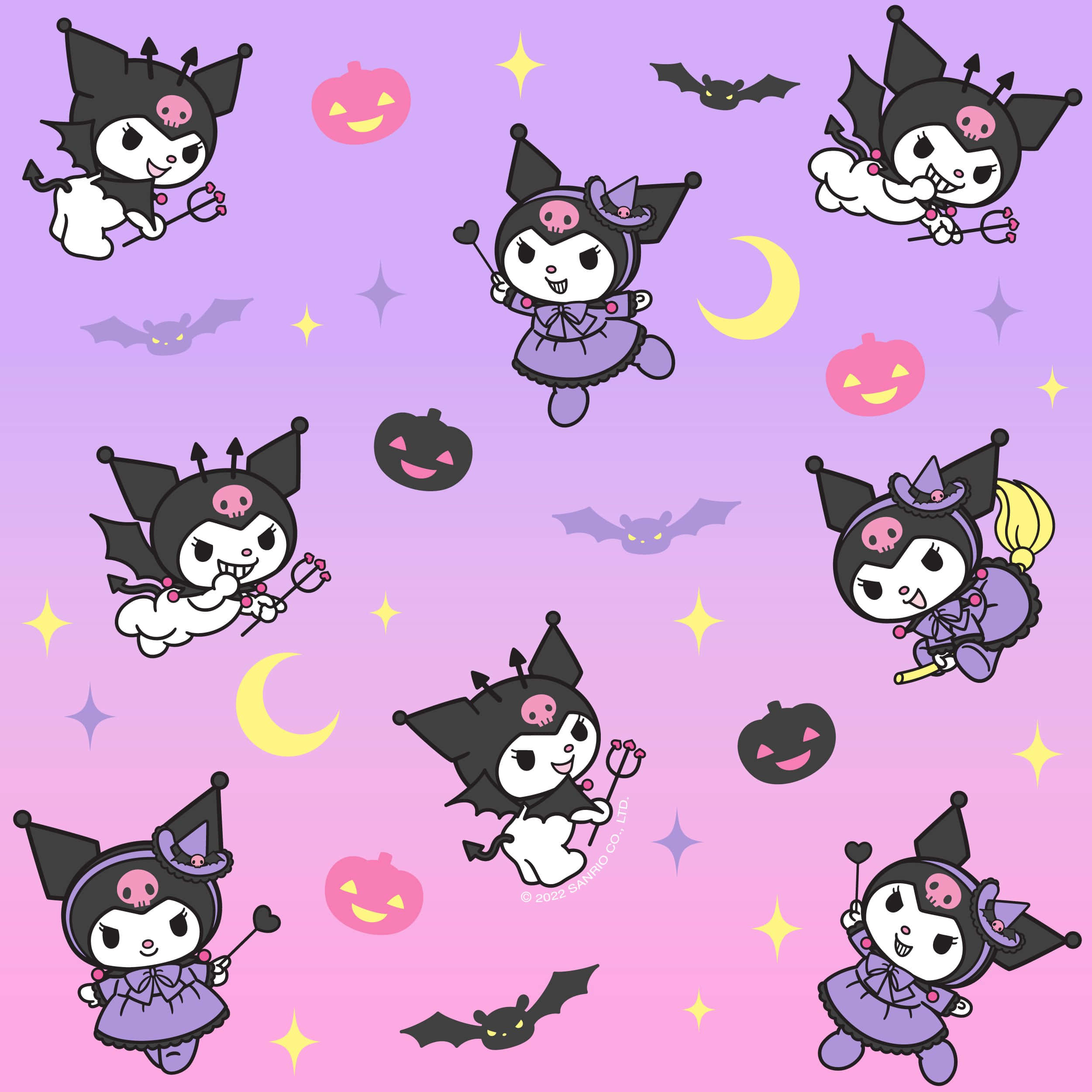 Kuromi Halloween 桌布 壁紙 — 可愛的Kuromi角色穿著女巫服裝，在蝙蝠、南瓜和新月之間漂浮，背景是粉紫色漸變。