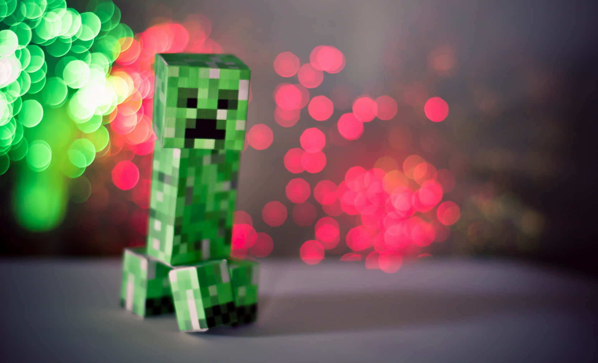 綠色Minecraft爬行者公仔，背景有色彩繽紛的模糊燈光。