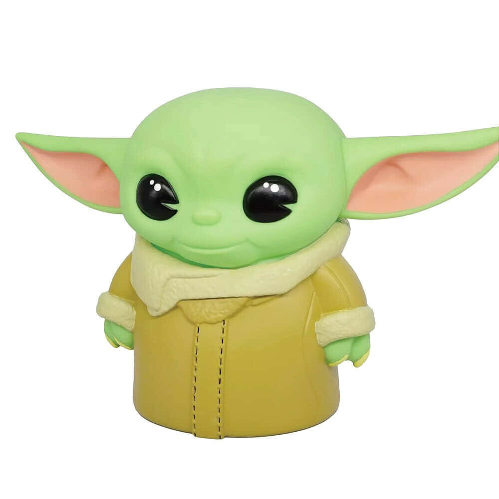 可愛的TikTok頭像：Baby Yoda玩具 壁紙 — 一個可愛的綠色尤達寶寶公仔，身穿黃色長袍，圍著白色圍巾，在白色背景前微笑。
