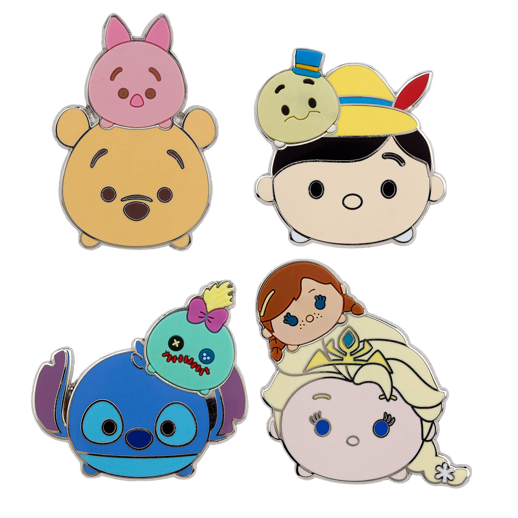 可愛的Tsum Tsum迷你玩具收藏 壁紙 — 四個色彩繽紛的Tsum Tsum角色徽章，以小熊維尼、小豬、小叮噹和貝兒的可愛chibi風格呈現。