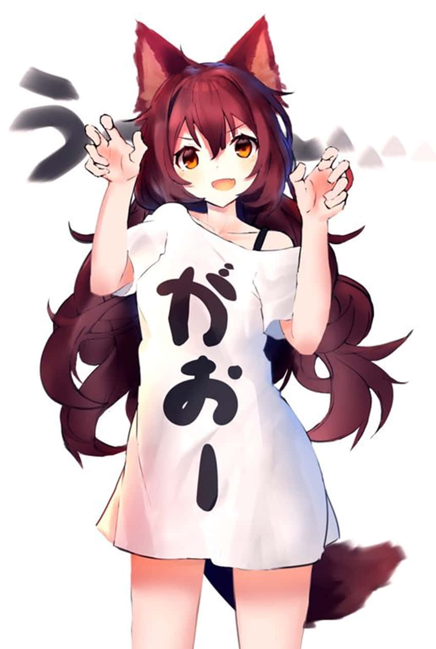 動漫女孩，長著狐狸耳朵和尾巴，穿著印有日文文字的白色T恤。