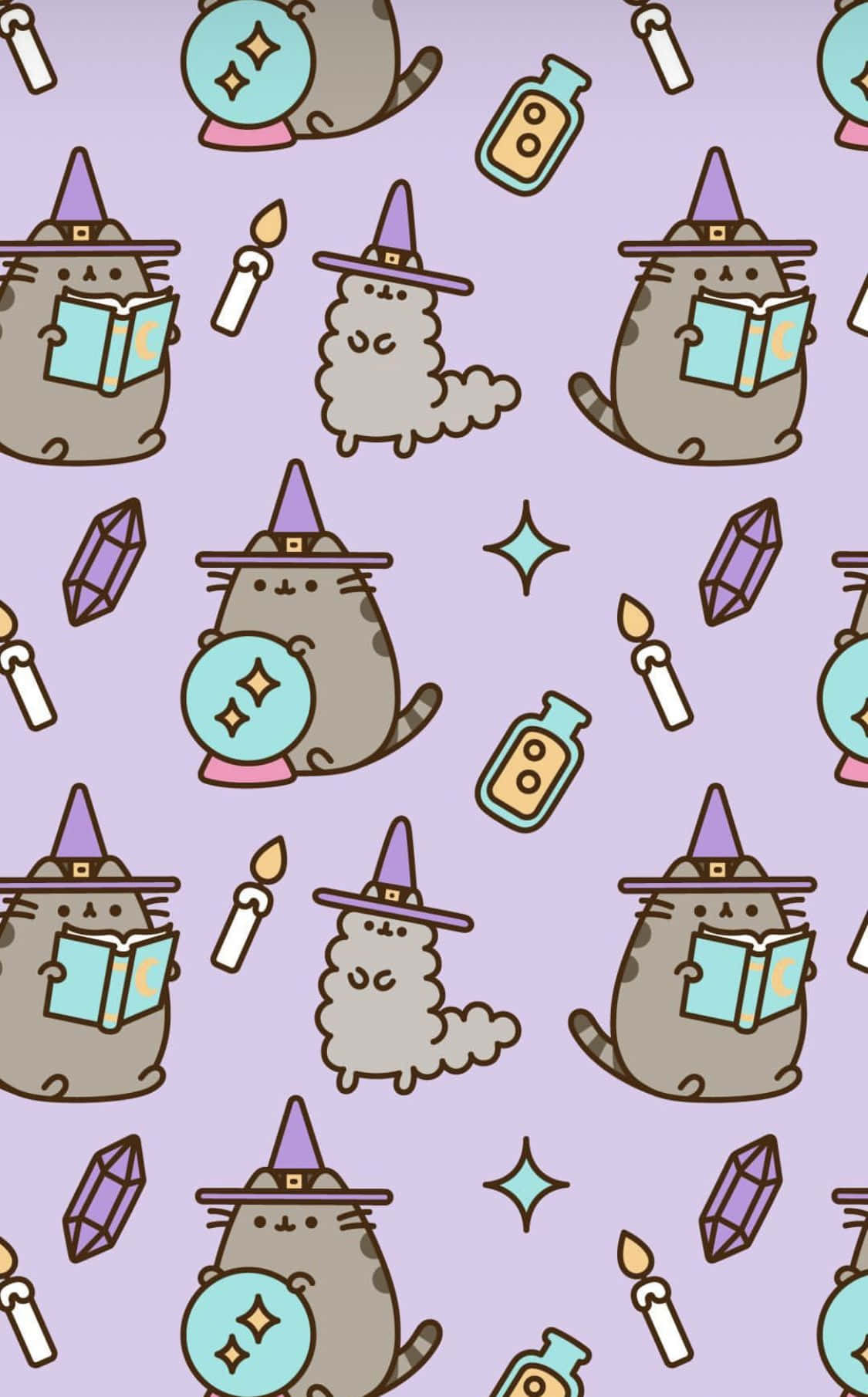 Pusheen 桌布 壁紙 — 可愛的卡通貓咪打扮成女巫，戴著帽子、拿著書本、水晶和蠟燭，背景是柔和的紫色。