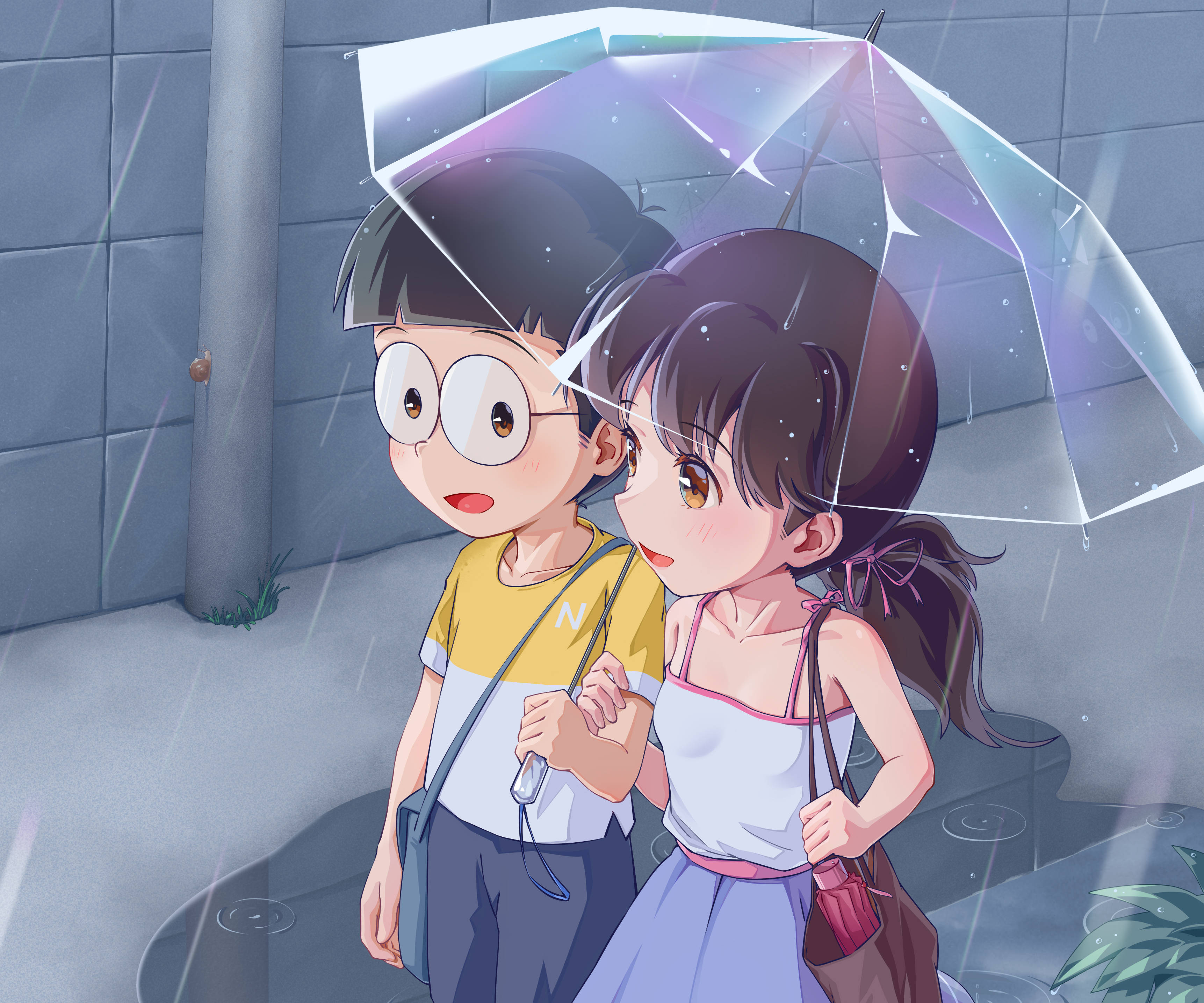可愛的哆啦A夢大雄與靜香 壁紙 — 兩個動畫小孩共享一把透明雨傘，雨水落在灰色瓷磚牆上。