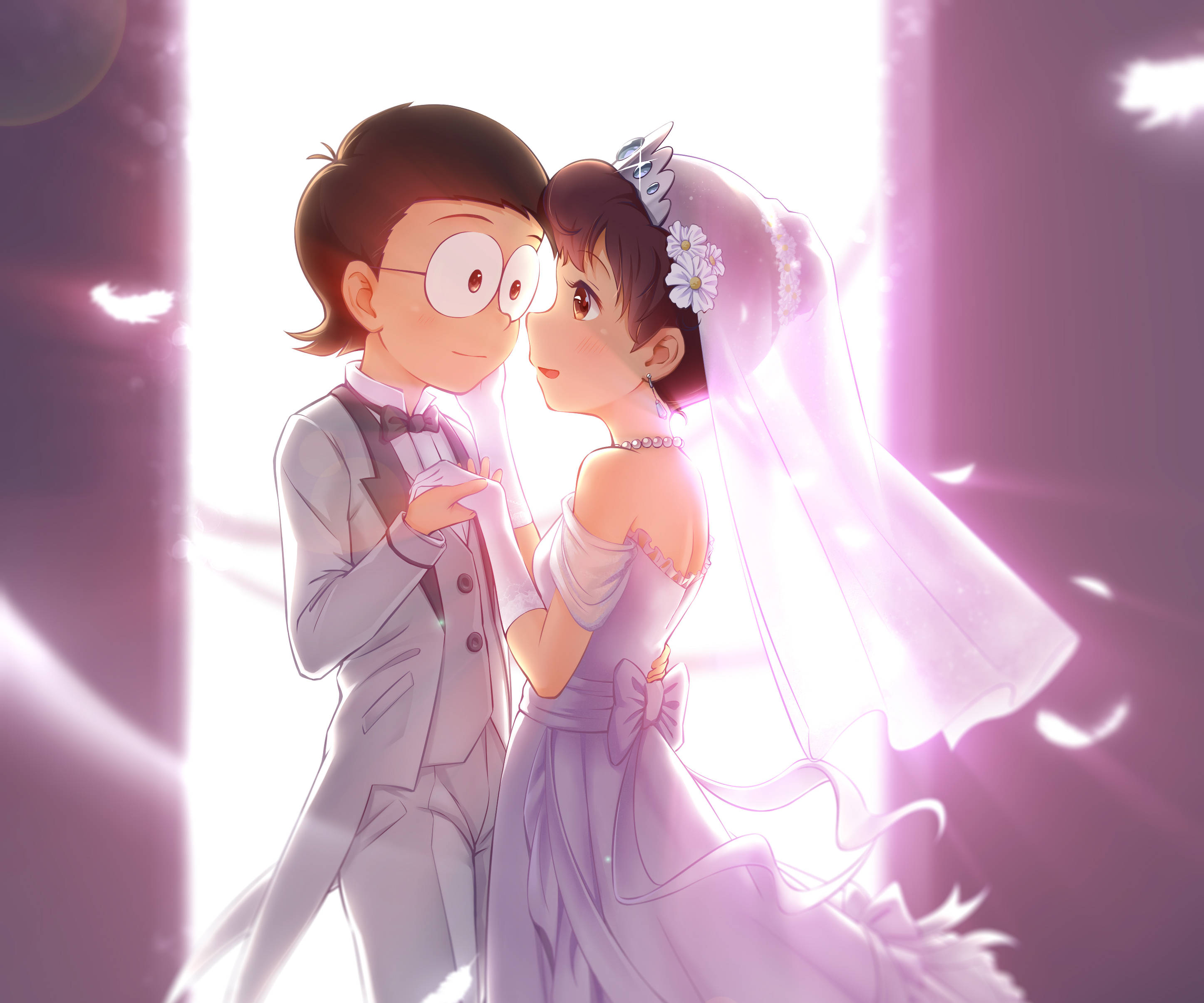 可愛的哆啦A夢朋友婚禮 壁紙 — 一對溫柔的動漫情侶穿著婚紗，在柔和的紫色和白色燈光下，伴隨著飄浮的花瓣，分享著充滿愛意的時刻。