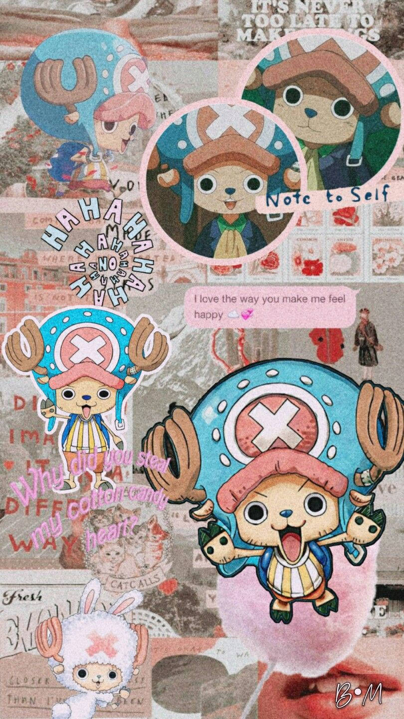 可愛的喬巴海賊王風格拼貼 壁紙 — 一幅充滿活力的拼貼畫，描繪《One Piece》中的索柏以各種愉快姿勢，襯托著分層剪貼簿背景，上面有文字和塗鴉。