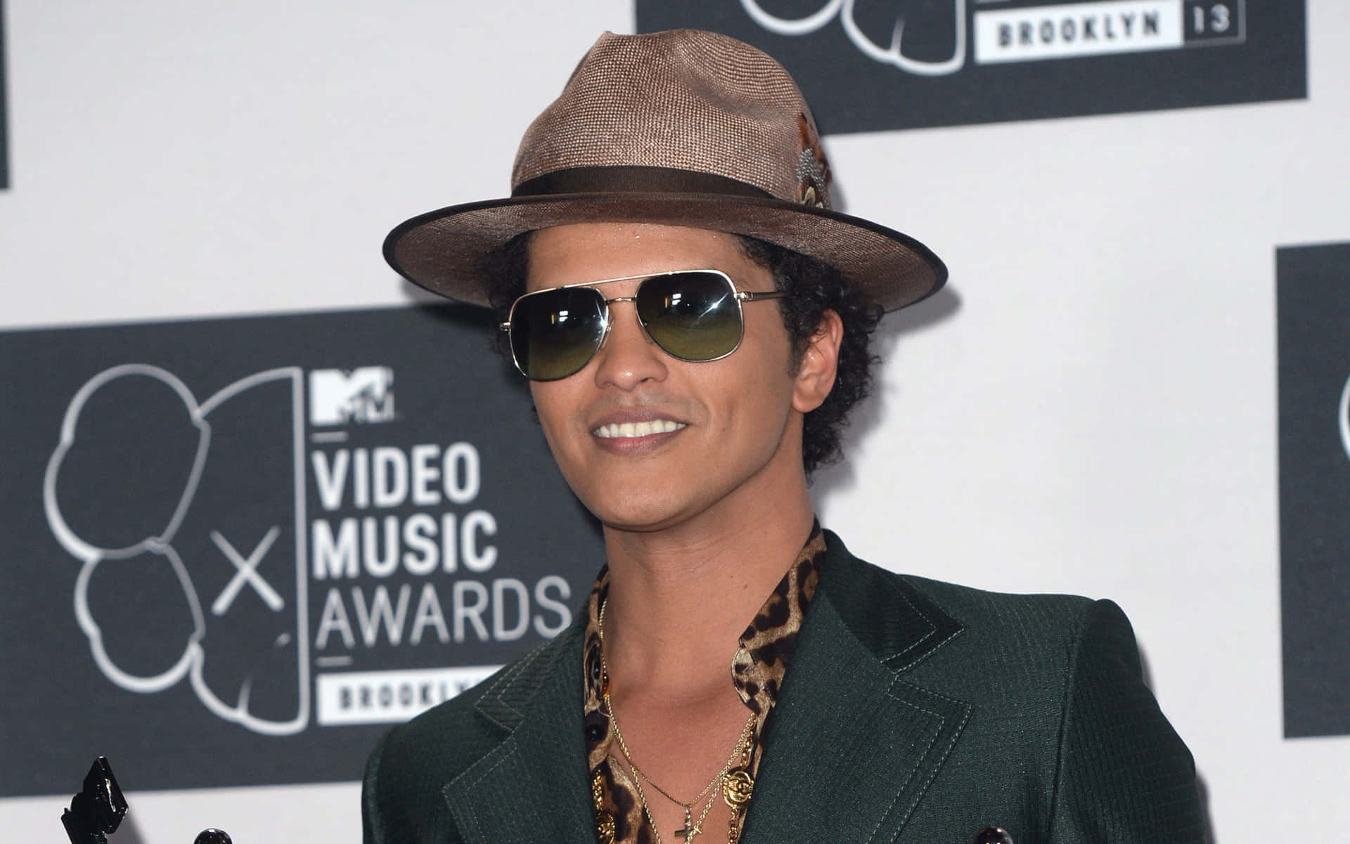 Bruno Mars 在MTV音樂錄影帶大獎上戴著軟呢帽和太陽眼鏡。