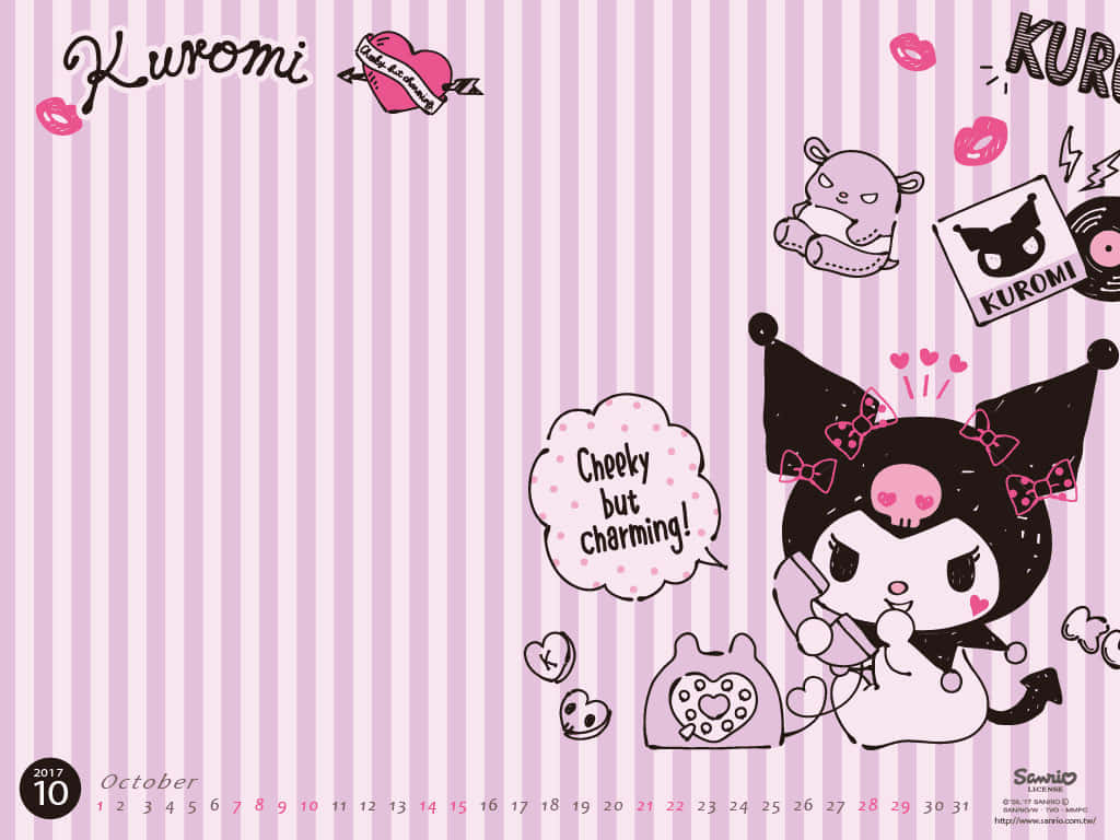 可愛的庫洛米俏皮迷人 壁紙 — Kuromi 卡通角色戴著黑色帽子和粉紅色蝴蝶結，在粉紅和白色條紋牆紙背景前頑皮地微笑。