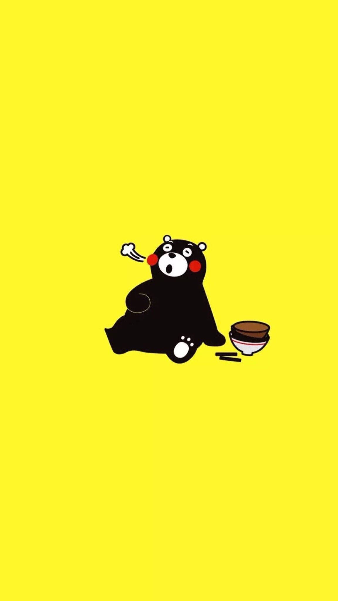 可愛的庫馬蒙玩偶與美味日式餐碗 壁紙 — 一隻黑色卡通熊，臉頰紅潤，坐在明亮的黃色背景上，用筷子吃一碗食物。