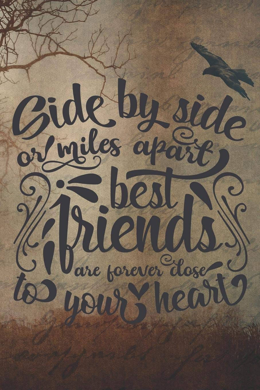 可愛的最佳朋友並肩同行 壁紙 — 優雅嘅書法寫住「Side by side or miles apart best friends are forever close to your heart」，襯托住有紋理嘅復古背景，有光禿禿嘅樹枝同一隻飛緊嘅烏鴉。